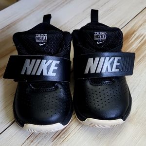 Toddler Boy Size:6 Black Nike Team Hustle D8 Sneakers